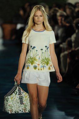 tory burch defile pist model yürür
