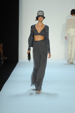 model, badgley mischka moda defilesi