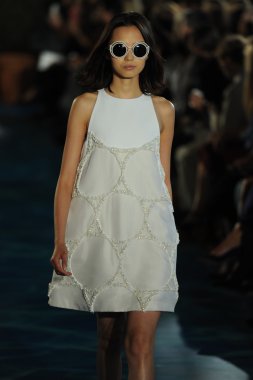 tory burch defile pist model yürür