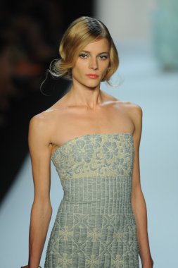 model, badgley mischka moda defilesi