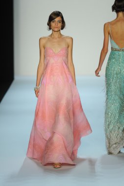 model, badgley mischka moda defilesi