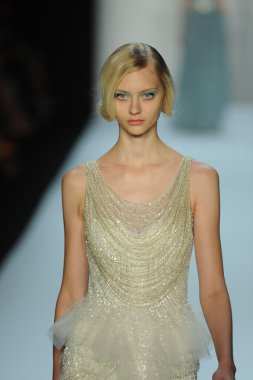 model, badgley mischka moda defilesi