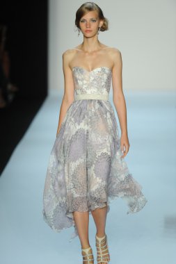 model, badgley mischka moda defilesi