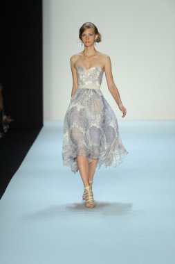 model, badgley mischka moda defilesi