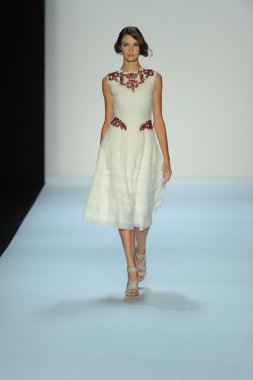 model, badgley mischka moda defilesi