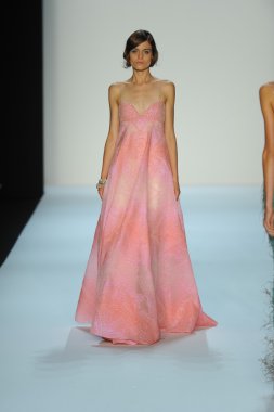 model, badgley mischka moda defilesi