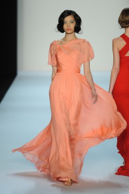 model, badgley mischka moda defilesi