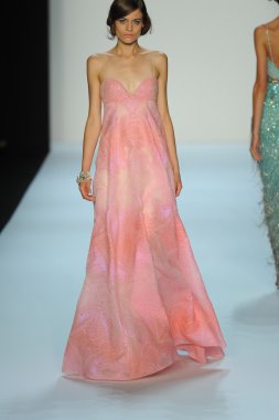 model, badgley mischka moda defilesi