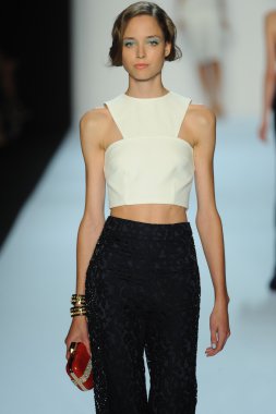 model, badgley mischka moda defilesi