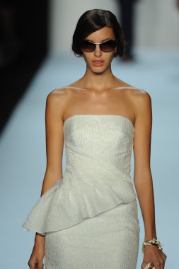 model, badgley mischka moda defilesi