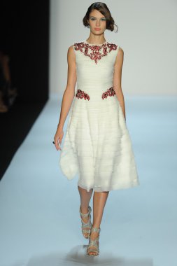 model, badgley mischka moda defilesi
