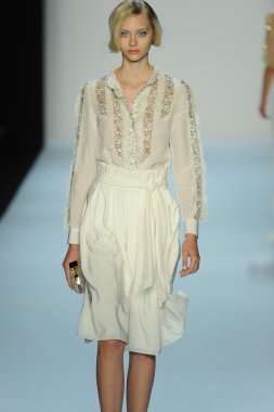 model, badgley mischka moda defilesi