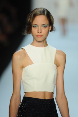 model, badgley mischka moda defilesi