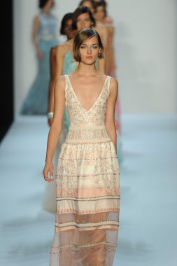 model, badgley mischka moda defilesi