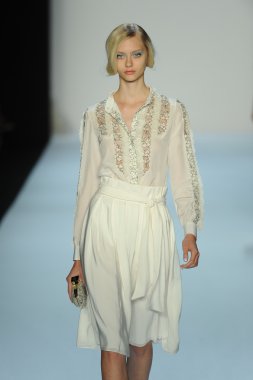 model, badgley mischka moda defilesi