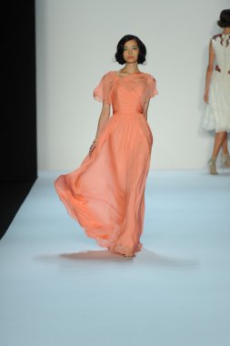 model, badgley mischka moda defilesi