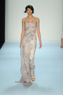 model, badgley mischka moda defilesi
