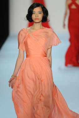 model, badgley mischka moda defilesi