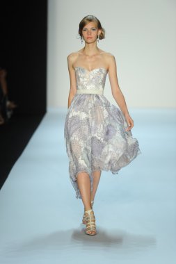 model, badgley mischka moda defilesi
