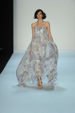 model, badgley mischka moda defilesi