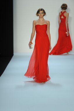 model, badgley mischka moda defilesi