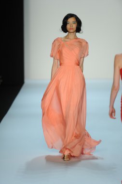 model, badgley mischka moda defilesi
