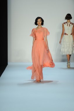 model, badgley mischka moda defilesi