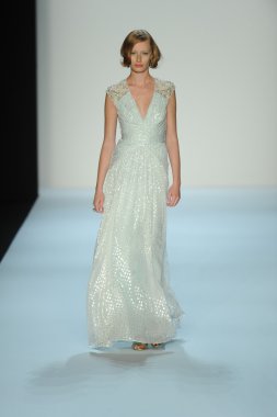 model, badgley mischka moda defilesi