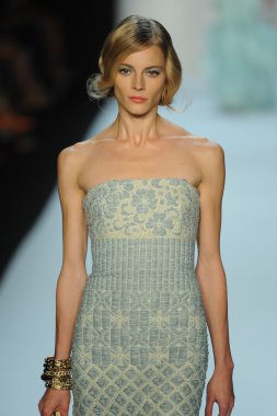 model, badgley mischka moda defilesi