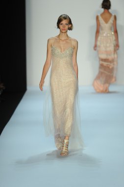 model, badgley mischka moda defilesi