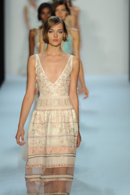 model, badgley mischka moda defilesi