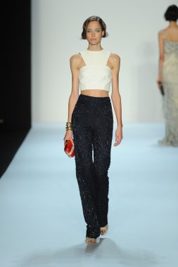 model, badgley mischka moda defilesi