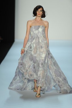 model, badgley mischka moda defilesi