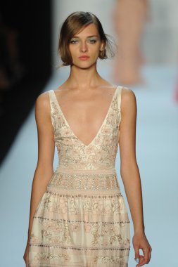 model, badgley mischka moda defilesi