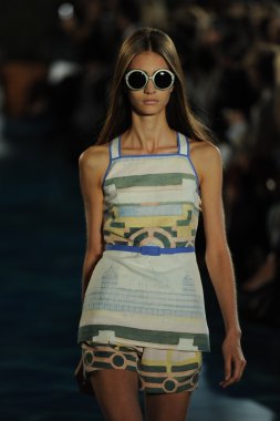 tory burch defile pist model yürür