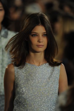 tory burch defile pist model yürür