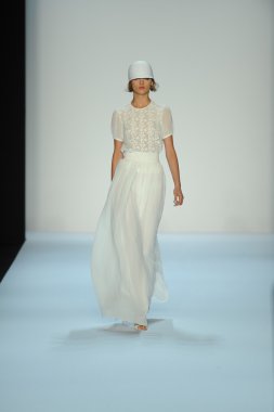 model, badgley mischka moda defilesi