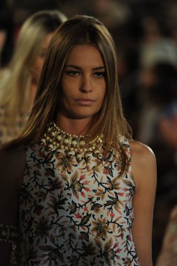 tory burch defile pist model yürür