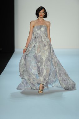 model, badgley mischka moda defilesi