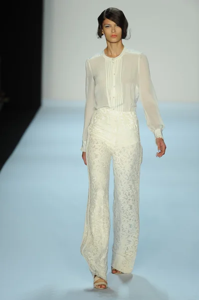 Modèle au défilé Badgley Mischka — Photo