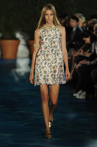 tory burch moda pist model göstermek