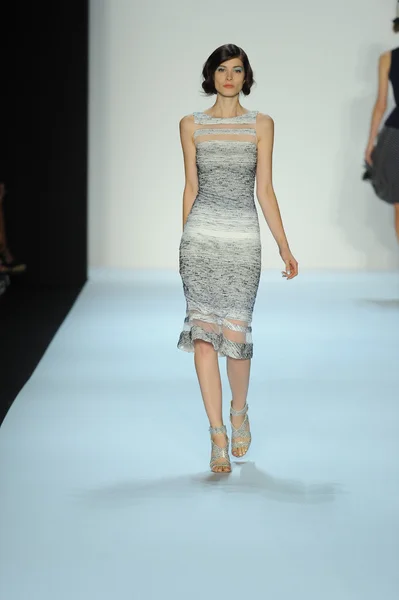 Modèle au défilé Badgley Mischka — Photo