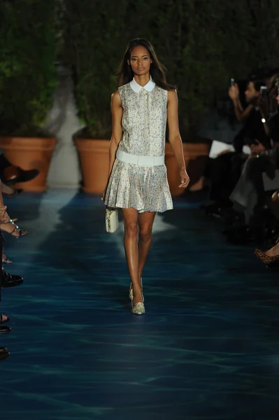 Modelo en pista en desfile de moda Tory Burch — Foto de Stock