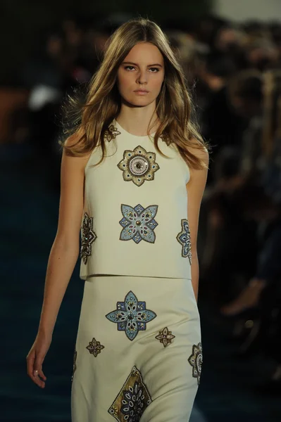 Tory burch moda pist model göstermek — Stok fotoğraf