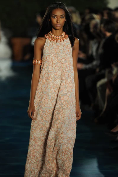 Modelo na pista no desfile de moda Tory Burch — Fotografia de Stock