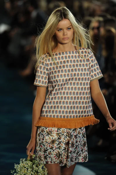 Model op de startbaan op tory burch fashion show — Stockfoto