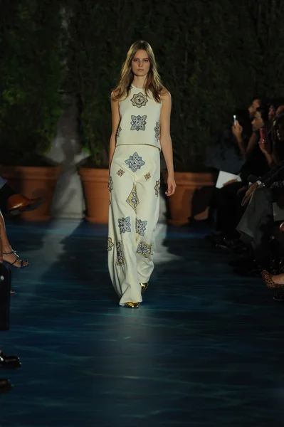 Modelo en pista en desfile de moda Tory Burch — Foto de Stock