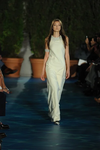 Modelo camina pasarela en Tory Burch desfile de moda — Foto de Stock