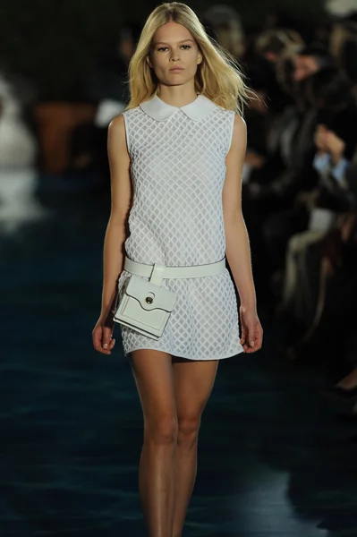 Modelo camina pasarela en Tory Burch desfile de moda — Foto de Stock