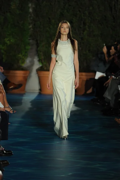 Modelo camina pasarela en Tory Burch desfile de moda — Foto de Stock